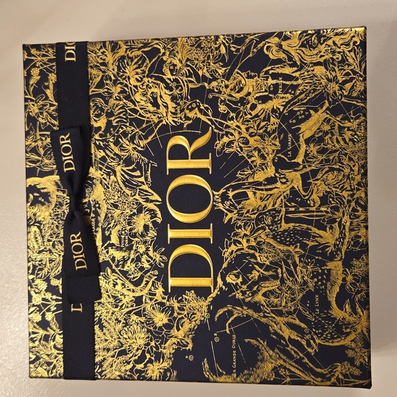 Dior J'adore Eau de Parfum Gift Set in Luxurious Gold and Navy Box - Picture 4 of 4